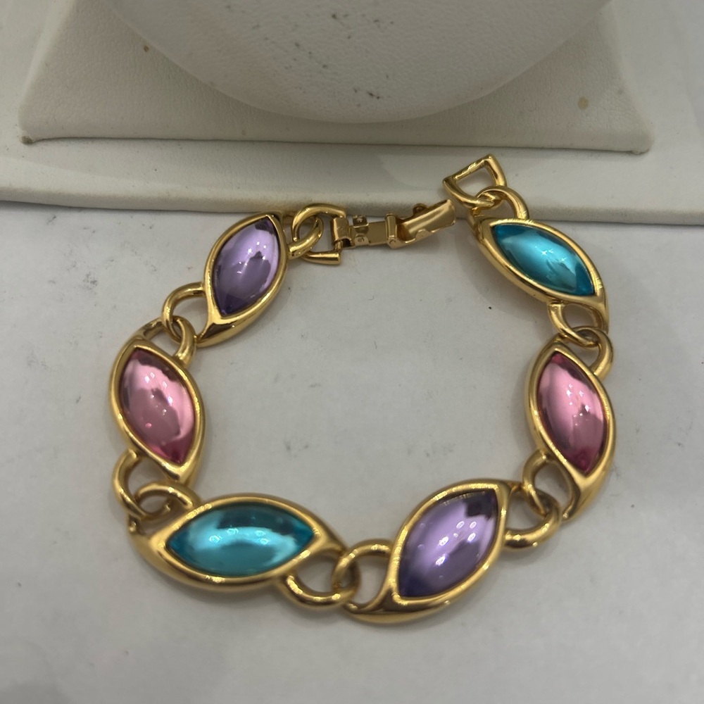 Signed Vintage TRIFARI TM Pastel Link Necklace Bracelet & Brooch Set - Picture 3 of 4